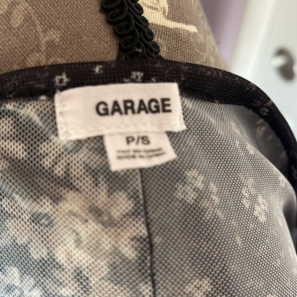 Floral Mesh Patterned Top - Picture 3 of 4